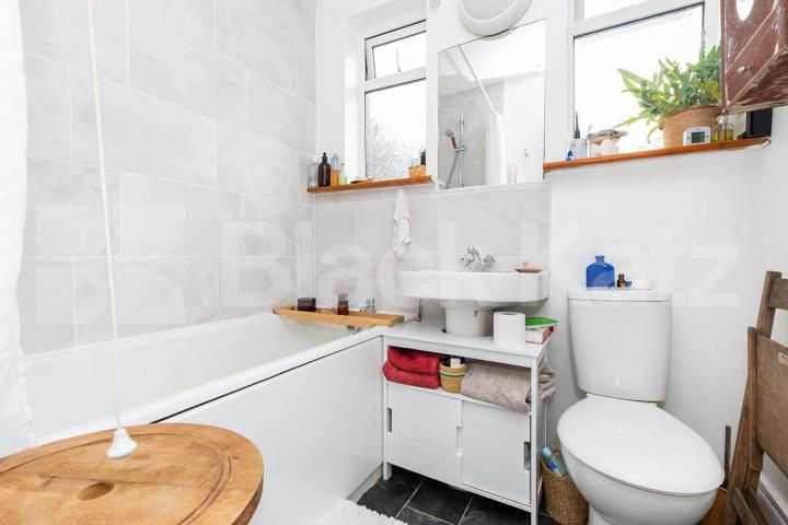 Split level 1 bedroom on a residential street in Highbury Northolme Road, Highbury